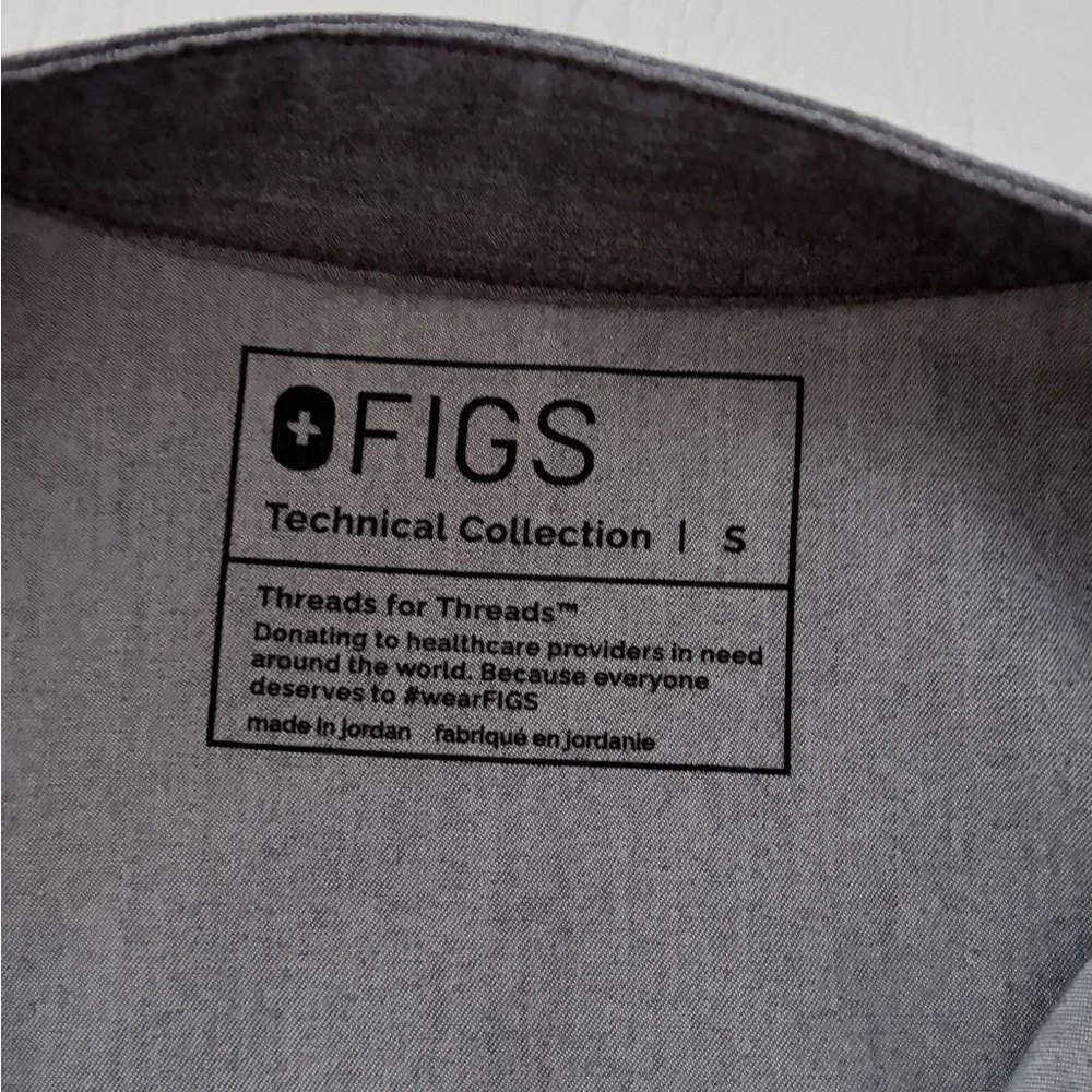 Figs Scrubs Women’s Top Rafaela Oversized Scrub Top Graphite size Small - Picture 6 of 7